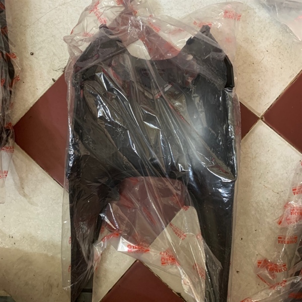 Ốp bình xăng dưới yên Exciter 135 4 số 1S9-F842N-00