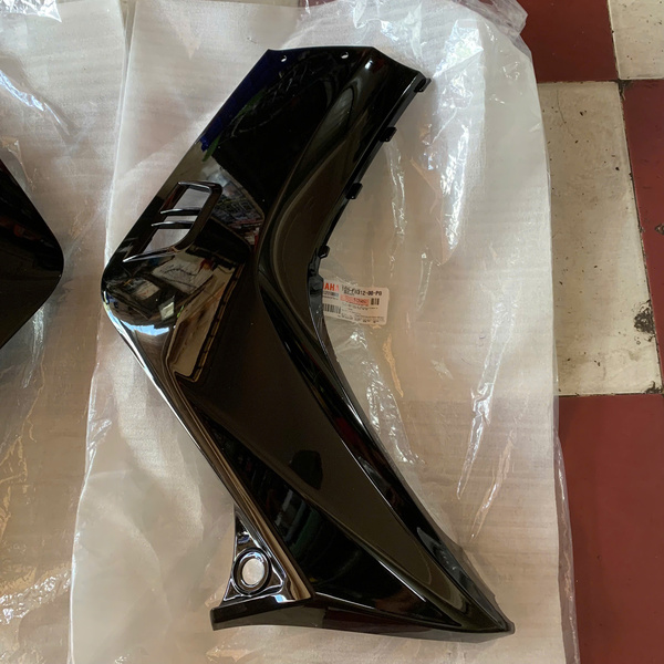 Yếm cánh gà Exciter 135 4 số Trái 1S9-F8311-00 / phải 1S9-F8312-00