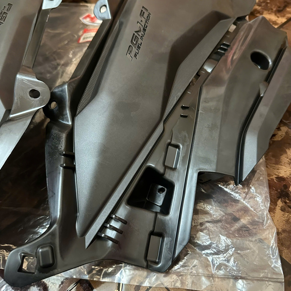 Tấm bảo vệ gác chân PGM Fi Vario 2018 Trái 83620-K59-A70/ phải 83520-K59-A70