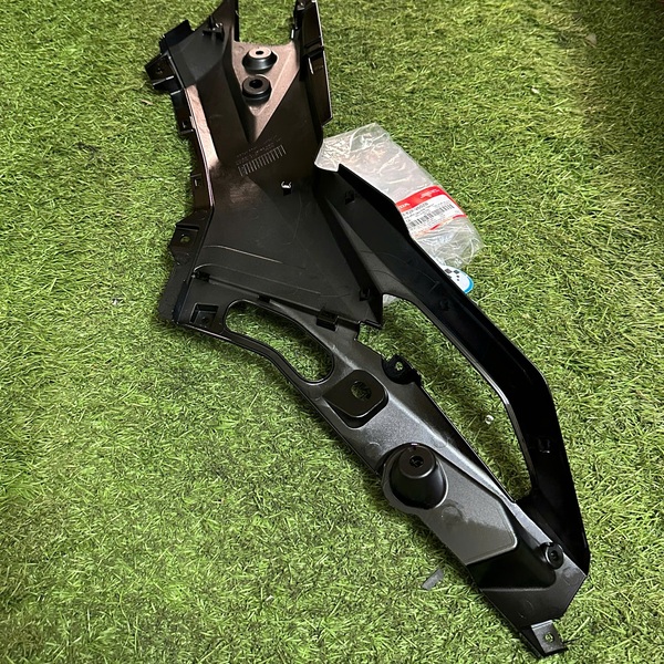 Bộ ốp ống yếm sau Winner X V3 Phải/ Trái 64328-K2P-V60z/64327-K2P-V60Z