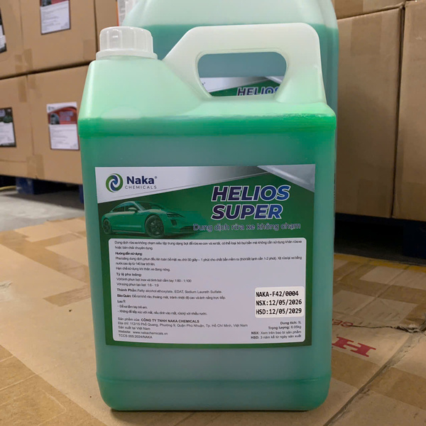 Dung dịch rửa xe không chạm HELIOS SUPER (ô tô) (1 lít)