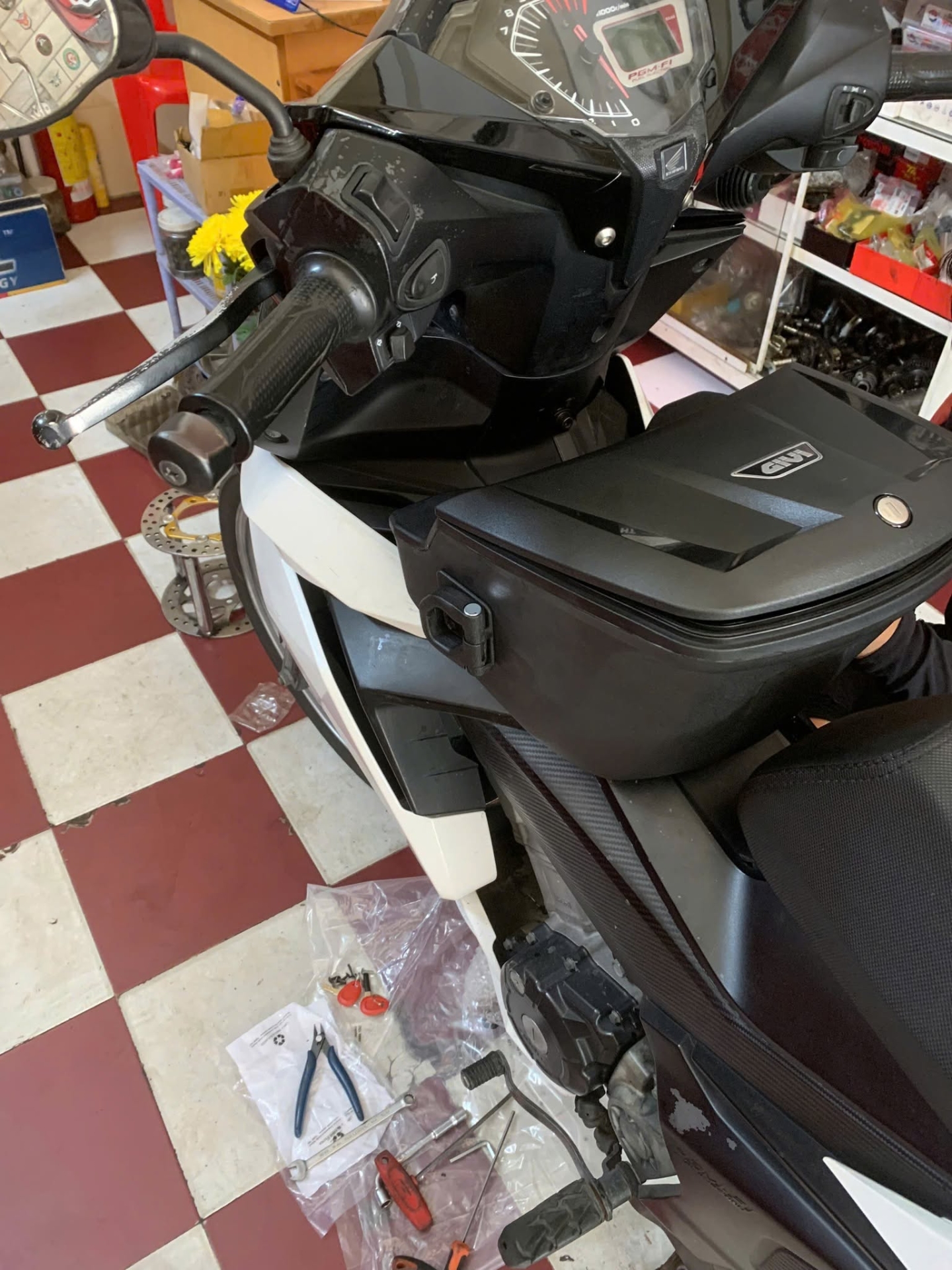 Đại lý Givi Cần Thơ chuyên baga Givi, thùng Givi, túi Givi