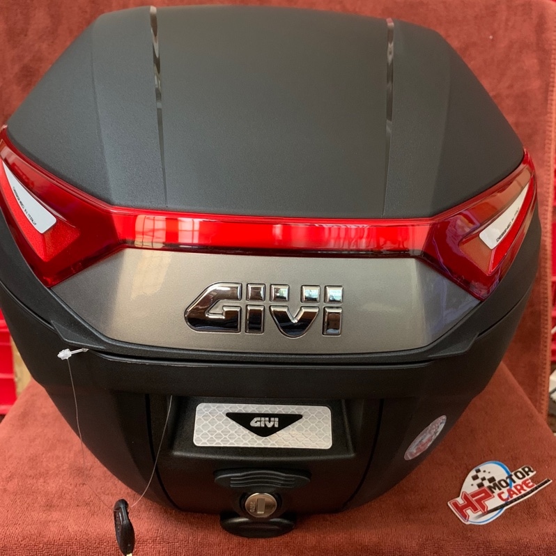 Thùng sau Givi 30 Lít C30N (phản quang đỏ)