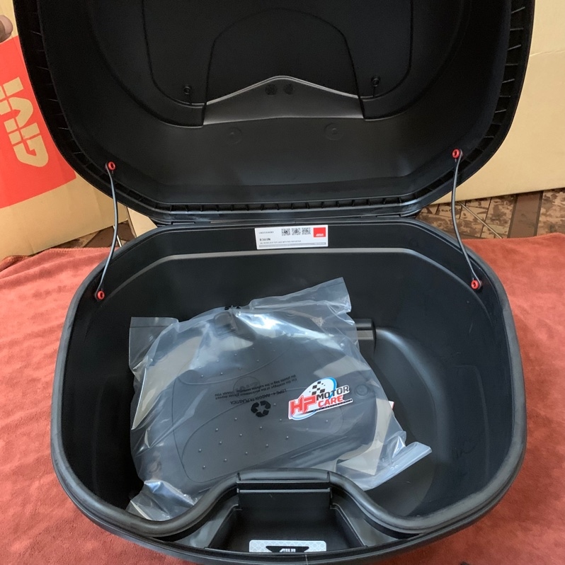 Thùng sau Givi 36 LÍT B360N (phản quang đỏ)