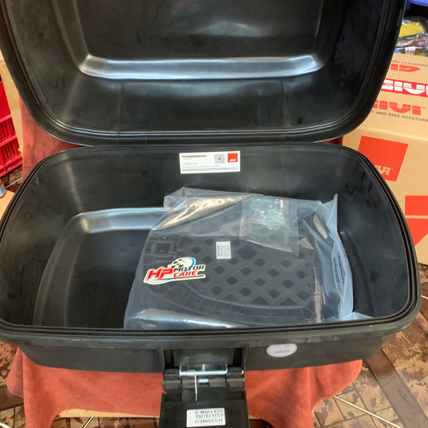 Thùng sau màu đen không đèn 39 Lít Givi E20n(CLA)