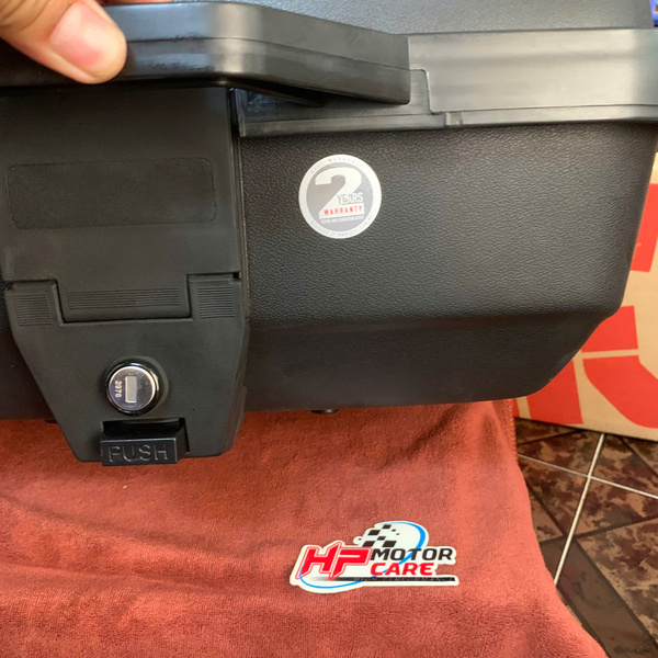 Thùng sau màu đen không đèn 39 Lít Givi E20n(CLA)