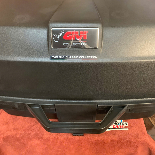 Thùng sau màu đen không đèn 39 Lít Givi E20n(CLA)