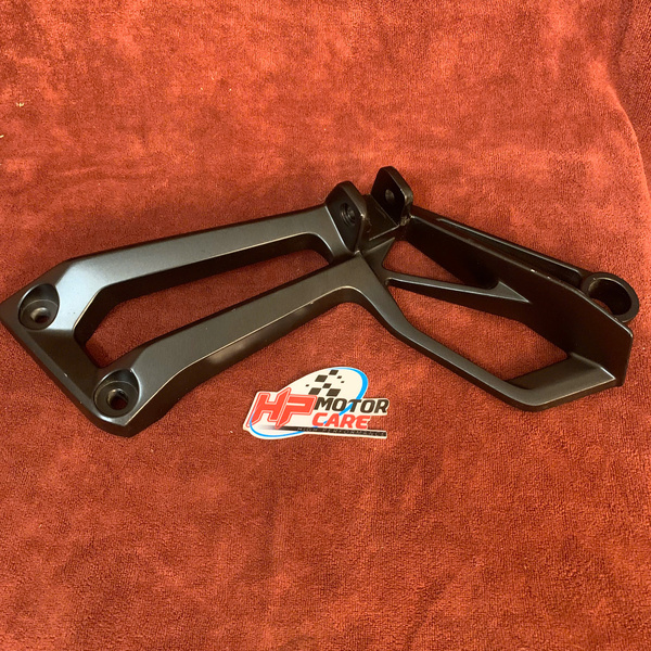 Pat gác chân sau Exciter 150 2ND-F7462-00-P0 phải/ 2ND-F7452-00-P0 Trái