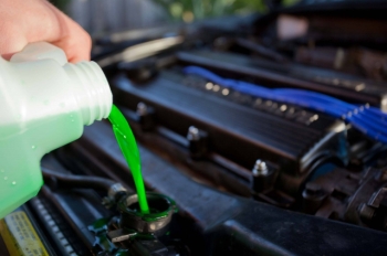 Có thể sử dụng nước thường thay cho chất làm mát động cơ hay không ?