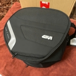 Túi gắn bụng trước xe máy Givi Easy-T 15 20 lít (28x33x25cm)
