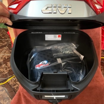 Thùng sau Givi 30 Lít C30N (phản quang đỏ)