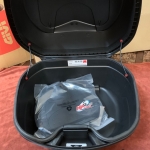 Thùng sau Givi 36 LÍT B360N (phản quang đỏ)