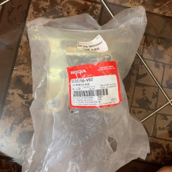 Pat mặt nạ/ giá đỡ đèn pha dưới Winner X có ABS 61311-K56-V60