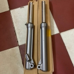 Phuộc trước Sirius thắng đùm 2006-2010 TRái B6A-F3102-1000/ Phải B6A-F3103-1000